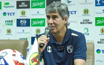 Pelatih Barito Putera Stefano Cugurra berbicara dalam konferensi pers jelang pertandingan Liga 2 melawan Persipal FC