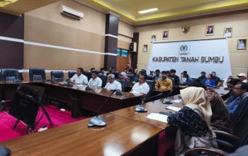 Suasana rapat Komisi II DPRD Tanah Bumbu dengan Pertamina dan pengelola SPBU membahas kelangkaan BBM subsidi di Tanah Bumbu.