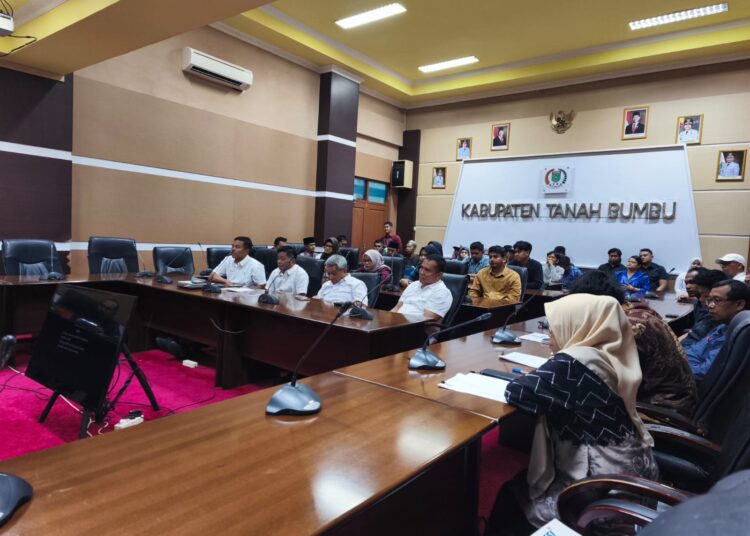 Suasana rapat Komisi II DPRD Tanah Bumbu dengan Pertamina dan pengelola SPBU membahas kelangkaan BBM subsidi di Tanah Bumbu.