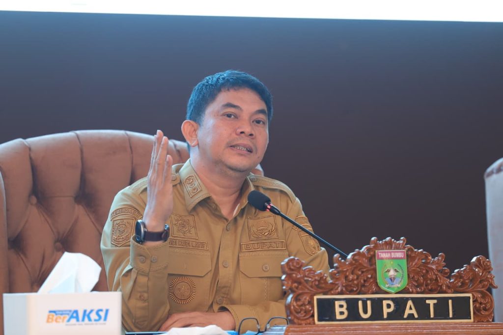 Bupati Tanah Bumbu Andi Rudi Latif memimpin rapat resmi bersama jajaran pemerintah daerah di Batulicin.
