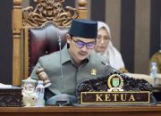 Ketua DPRD Tanah Bumbu Andrean Atma Maulani pimpin rapat paripurna