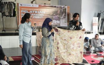 Pelatihan sasirangan eco print PT BIB di Sumber Makmur.