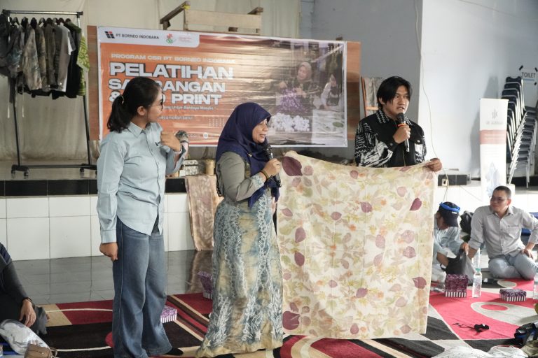 Pelatihan sasirangan eco print PT BIB di Sumber Makmur.