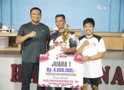 Kapolres Tanah Bumbu serahkan hadiah juara 1 bulu tangkis.