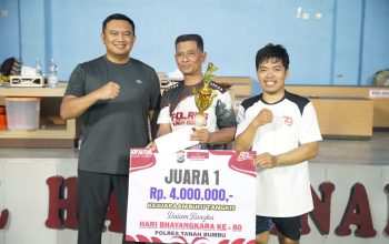 Kapolres Tanah Bumbu serahkan hadiah juara 1 bulu tangkis.