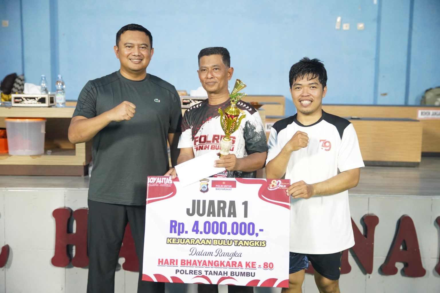 Kapolres Tanah Bumbu serahkan hadiah juara 1 bulu tangkis.