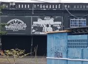 Bangunan ruko dua lantai dengan papan nama Hanghot di depan