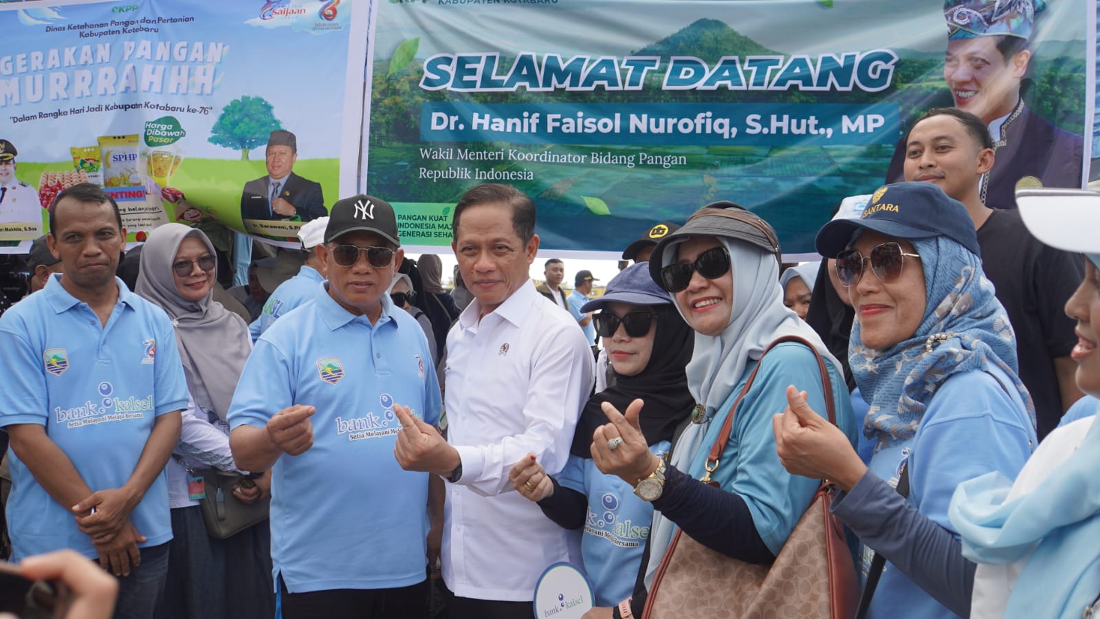 Bupati Kotabaru dan Wamenko Pangan berfoto bersama di depan panggung Siring Laut.