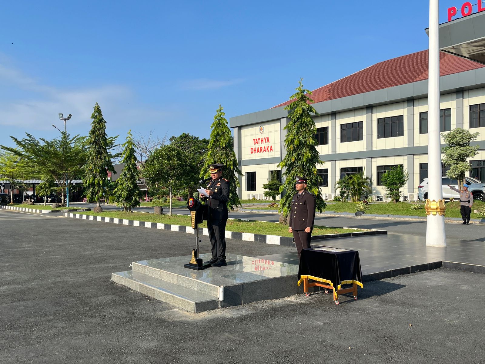 Kapolres Tanah Bumbu memberi hormat dalam upacara Hari Lahir Pancasila.