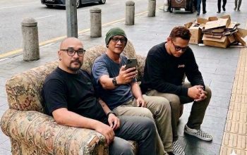 Personel Langit Cerah Band berpose untuk perilisan single "Ayah".