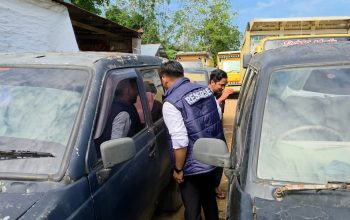 Polisi memeriksa tangki truk di SPBU Simpung Layung.