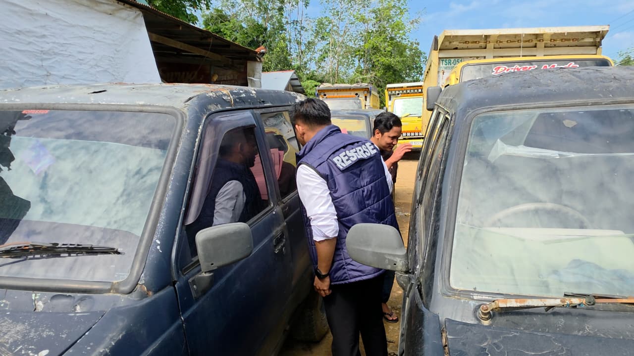 Polisi memeriksa tangki truk di SPBU Simpung Layung.