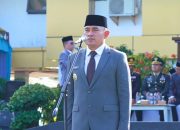 Bupati Tanah Laut memberi hormat dalam upacara Hari Lahir Pancasila.