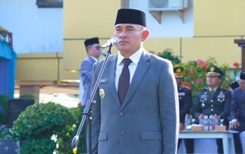 Bupati Tanah Laut memberi hormat dalam upacara Hari Lahir Pancasila.