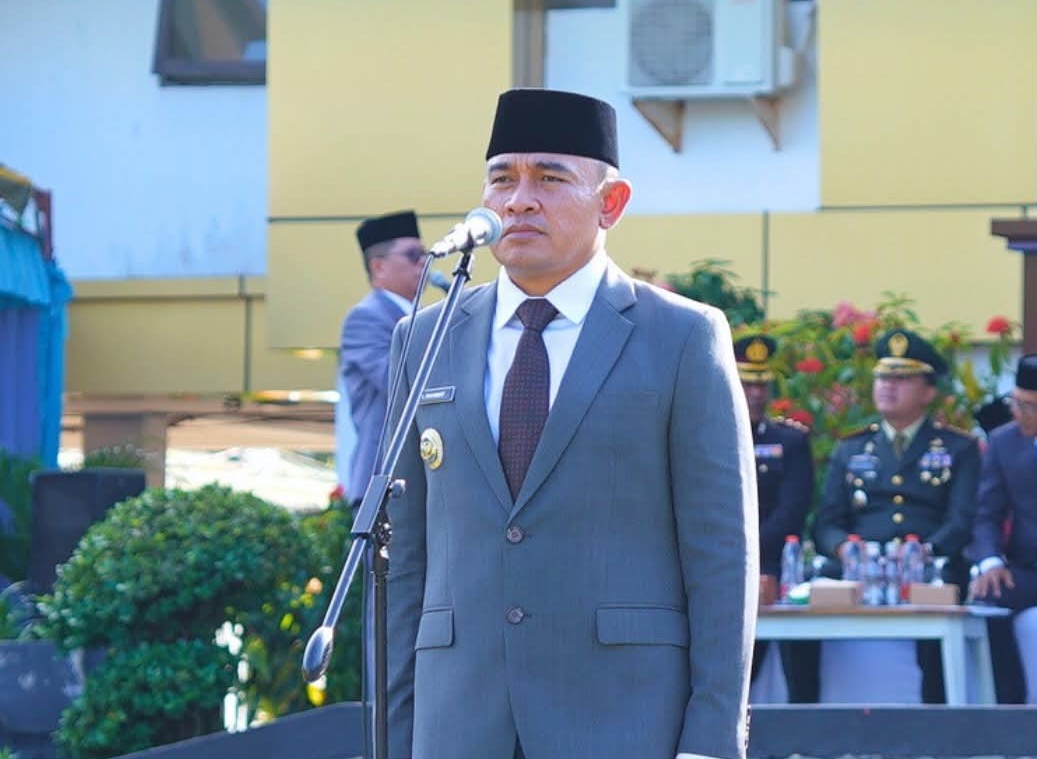 Bupati Tanah Laut memberi hormat dalam upacara Hari Lahir Pancasila.