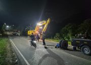 Alat berat evakuasi truk trailer miring di kebun karet usai kecelakaan tunggal Padang Panjang Tabalong