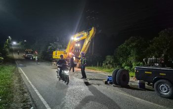 Alat berat evakuasi truk trailer miring di kebun karet usai kecelakaan tunggal Padang Panjang Tabalong