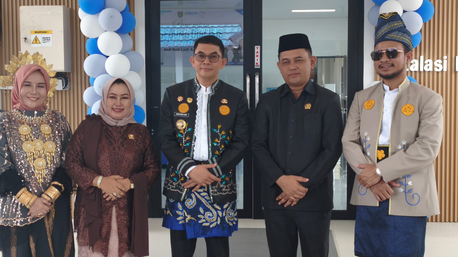 Foto bersama usai peresmian gedung dialisis Tanah Bumbu