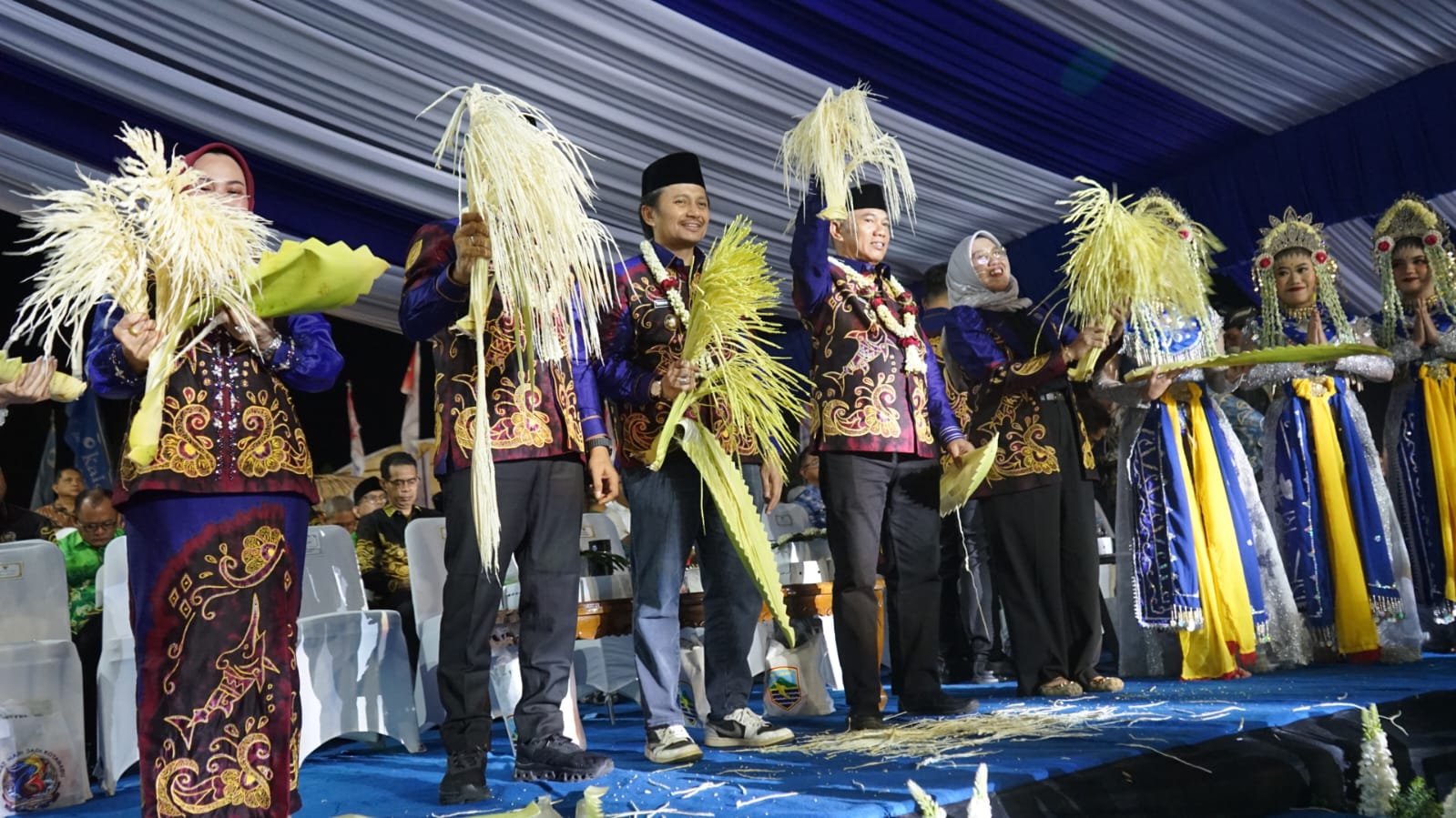 Wagub Kalsel Hasnuryadi Sulaiman dan Bupati Kotabaru Muhammad Rusli di HUT ke-76 Kotabaru