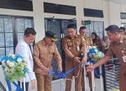 Bupati Kotabaru Muhammad Rusli memotong pita peresmian ruang kemoterapi RSUD Pangeran Jaya Sumitra