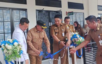 Bupati Kotabaru Muhammad Rusli memotong pita peresmian ruang kemoterapi RSUD Pangeran Jaya Sumitra