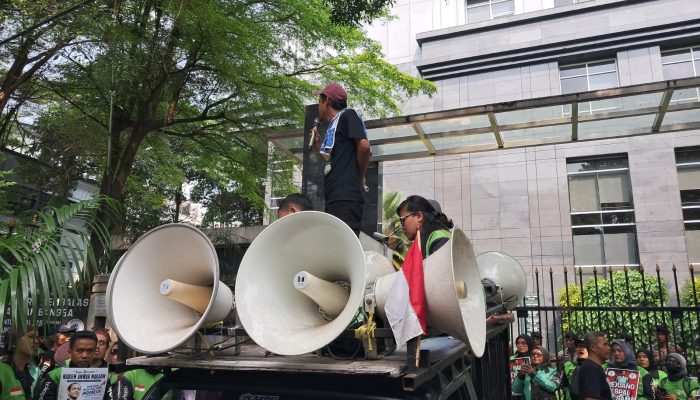 Ratusan Driver Ojol Demo Dukung Nadiem di PN Jakpus