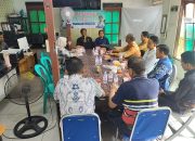 Peserta rapat duduk melingkar membahas perbaikan Pasar Sungai Danau.