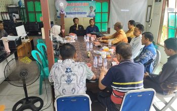 Peserta rapat duduk melingkar membahas perbaikan Pasar Sungai Danau.