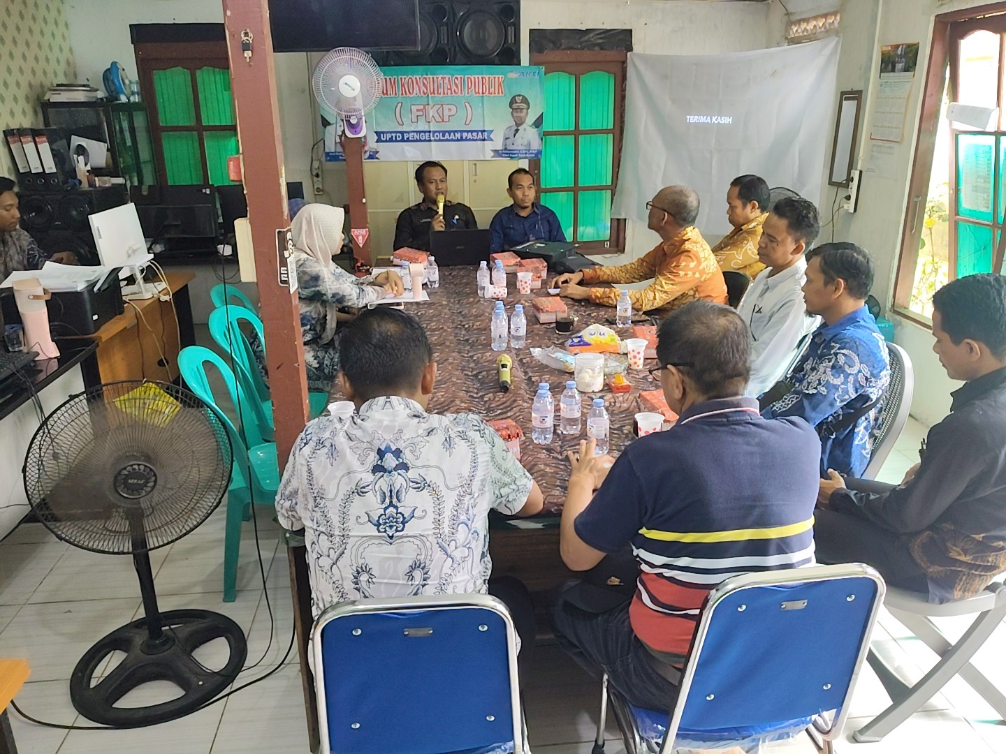 Peserta rapat duduk melingkar membahas perbaikan Pasar Sungai Danau.