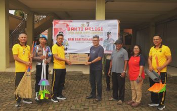 Polres Kotabaru serahkan bantuan alat kebersihan ke rumah ibadah