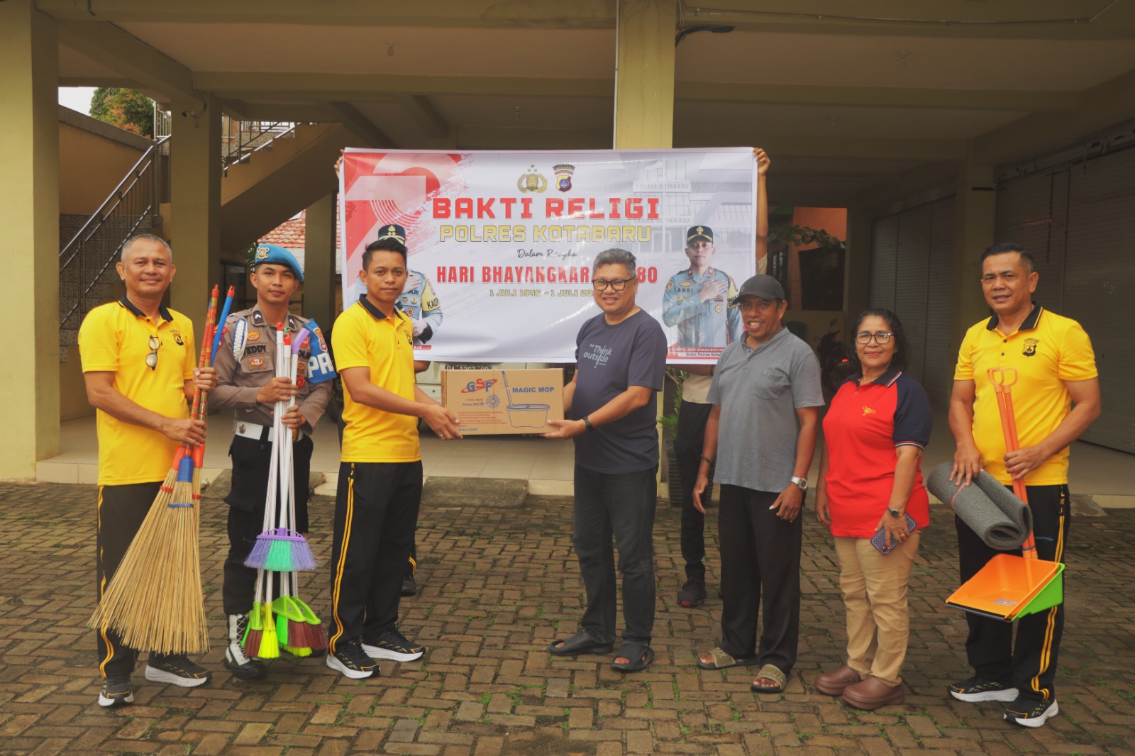 Polres Kotabaru serahkan bantuan alat kebersihan ke rumah ibadah