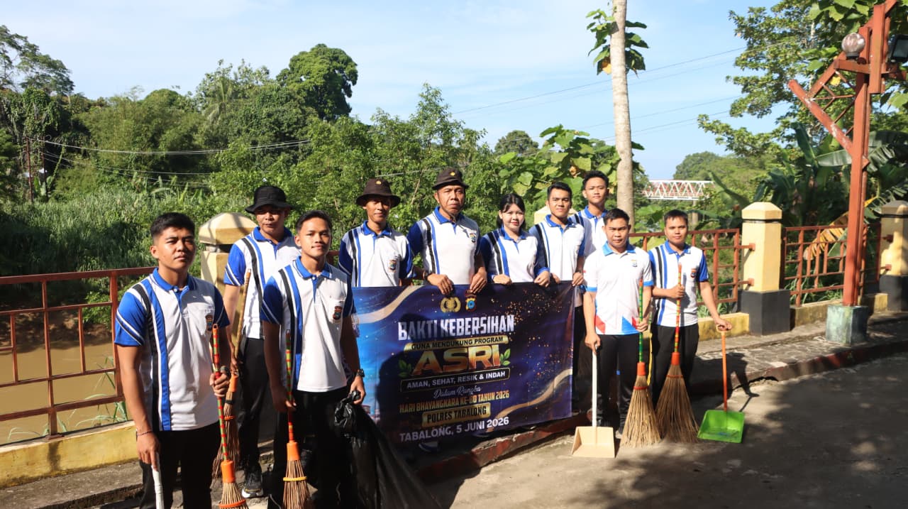 Polres Tabalong bersihkan Sungai Tabalong sambut Hari Bhayangkara ke-80