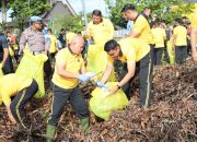 Kapolda Kalsel memungut sampah di tepi Sungai Martapura.