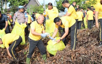Kapolda Kalsel memungut sampah di tepi Sungai Martapura.