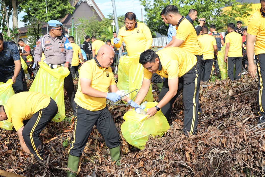 Kapolda Kalsel memungut sampah di tepi Sungai Martapura.