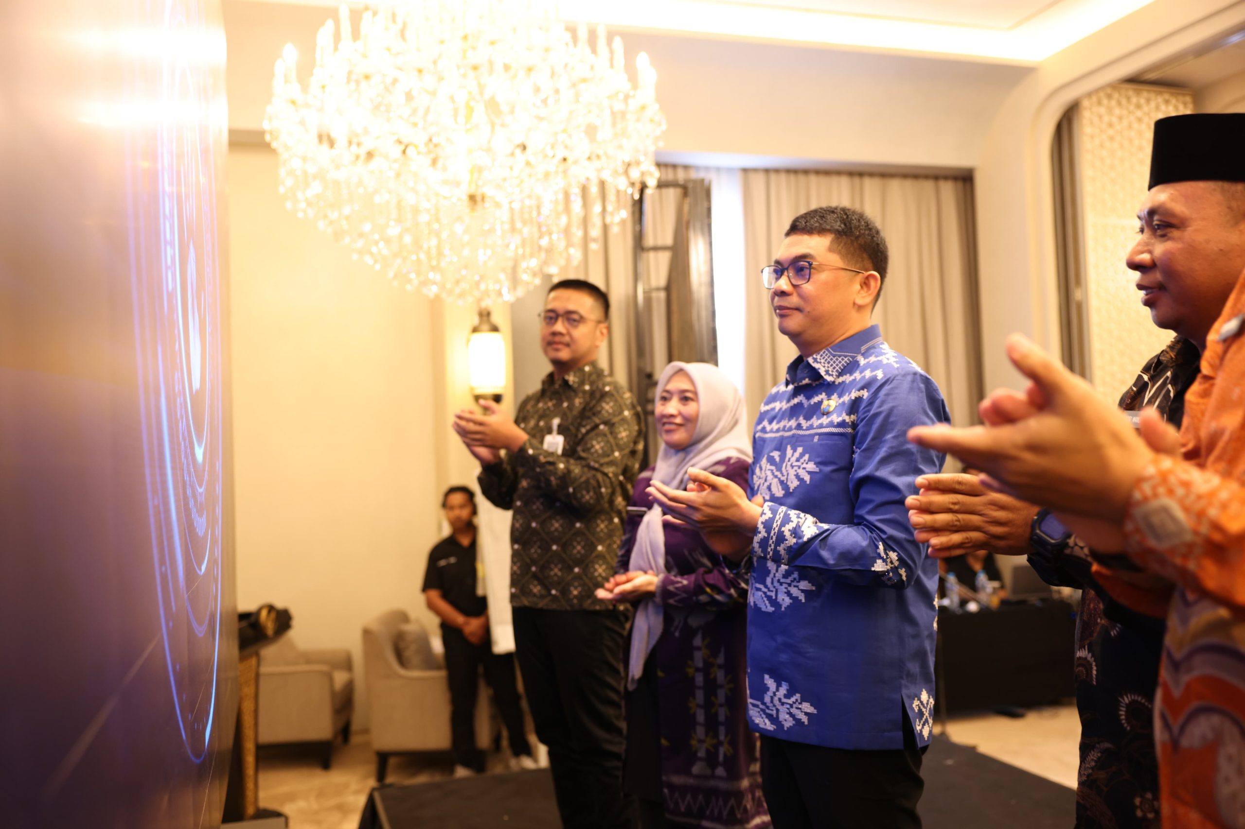 Bupati Andi Rudi Latif, Sekda Yulian Herawati, dan Kadisnakertrans Kadri Mandar resmikan Aplikasi Si-Tegar BerAKSI.