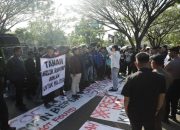 Suasana demo warga Sidomulyo dan mahasiswa di kantor Setda Kalsel
