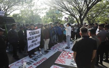 Suasana demo warga Sidomulyo dan mahasiswa di kantor Setda Kalsel