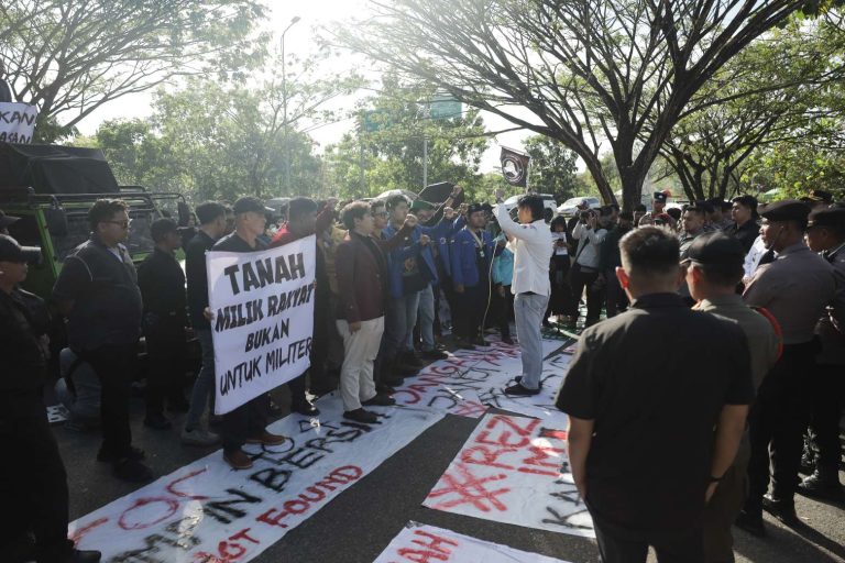 Suasana demo warga Sidomulyo dan mahasiswa di kantor Setda Kalsel