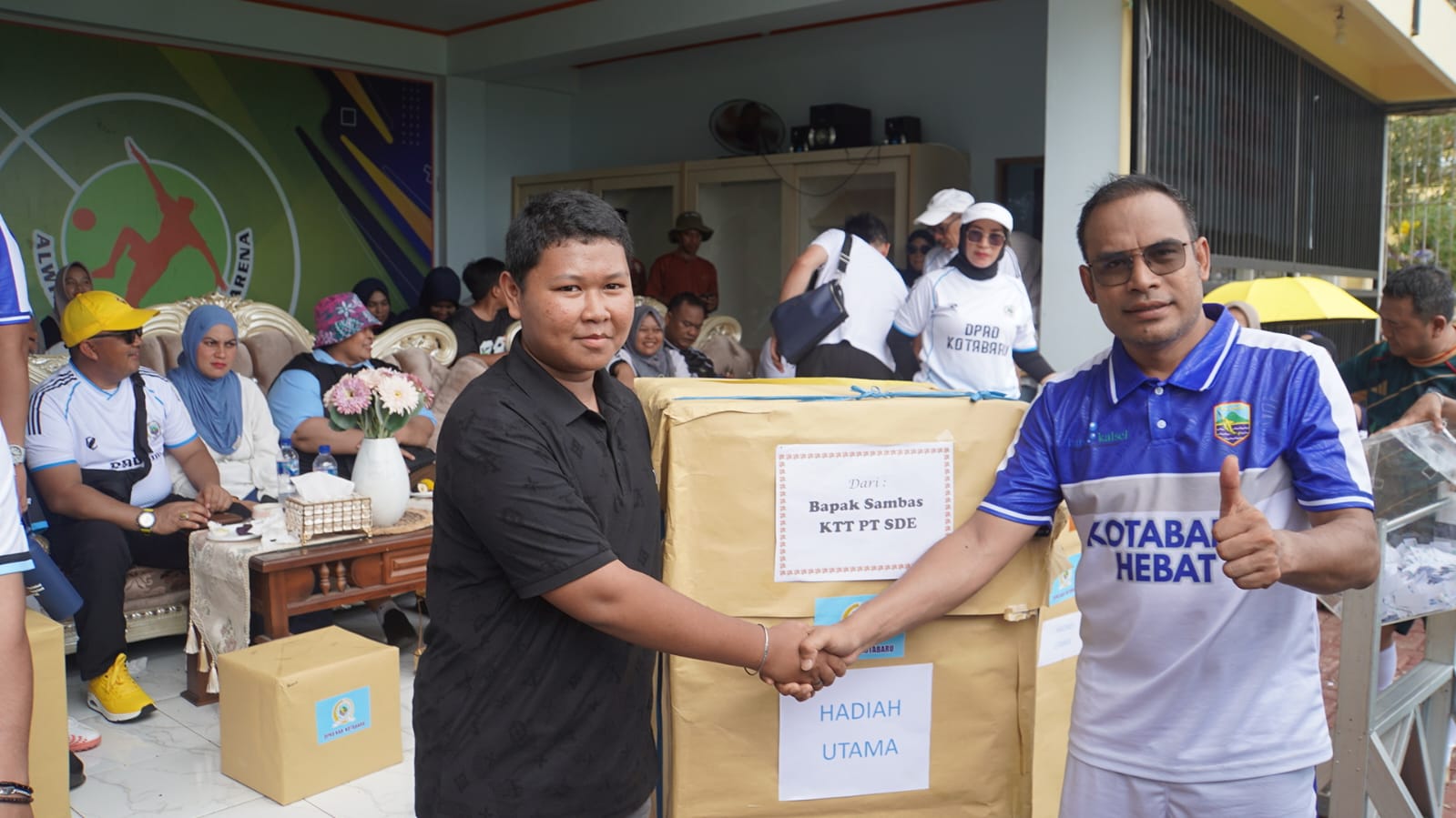 Wabup Kotabaru serahkan hadiah ke pemenang mini soccer.