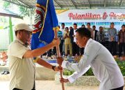Penyerahan bendera Karang Taruna Tanah Laut saat pelantikan