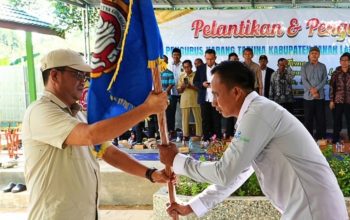 Penyerahan bendera Karang Taruna Tanah Laut saat pelantikan