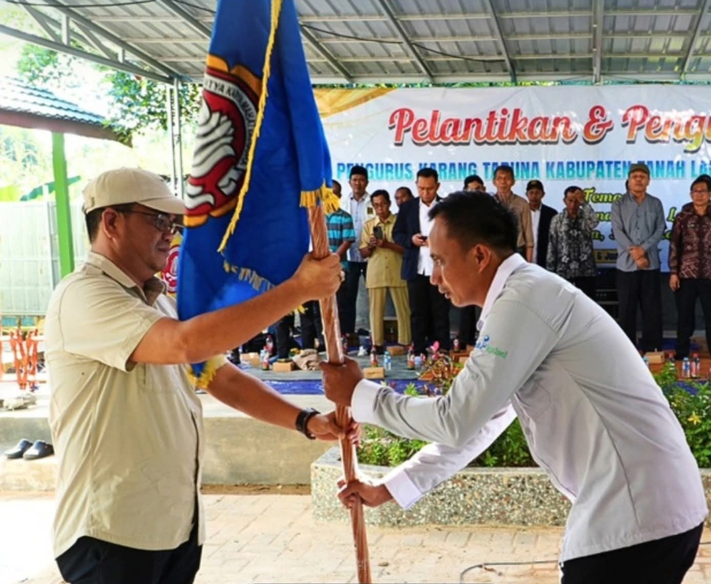 Penyerahan bendera Karang Taruna Tanah Laut saat pelantikan