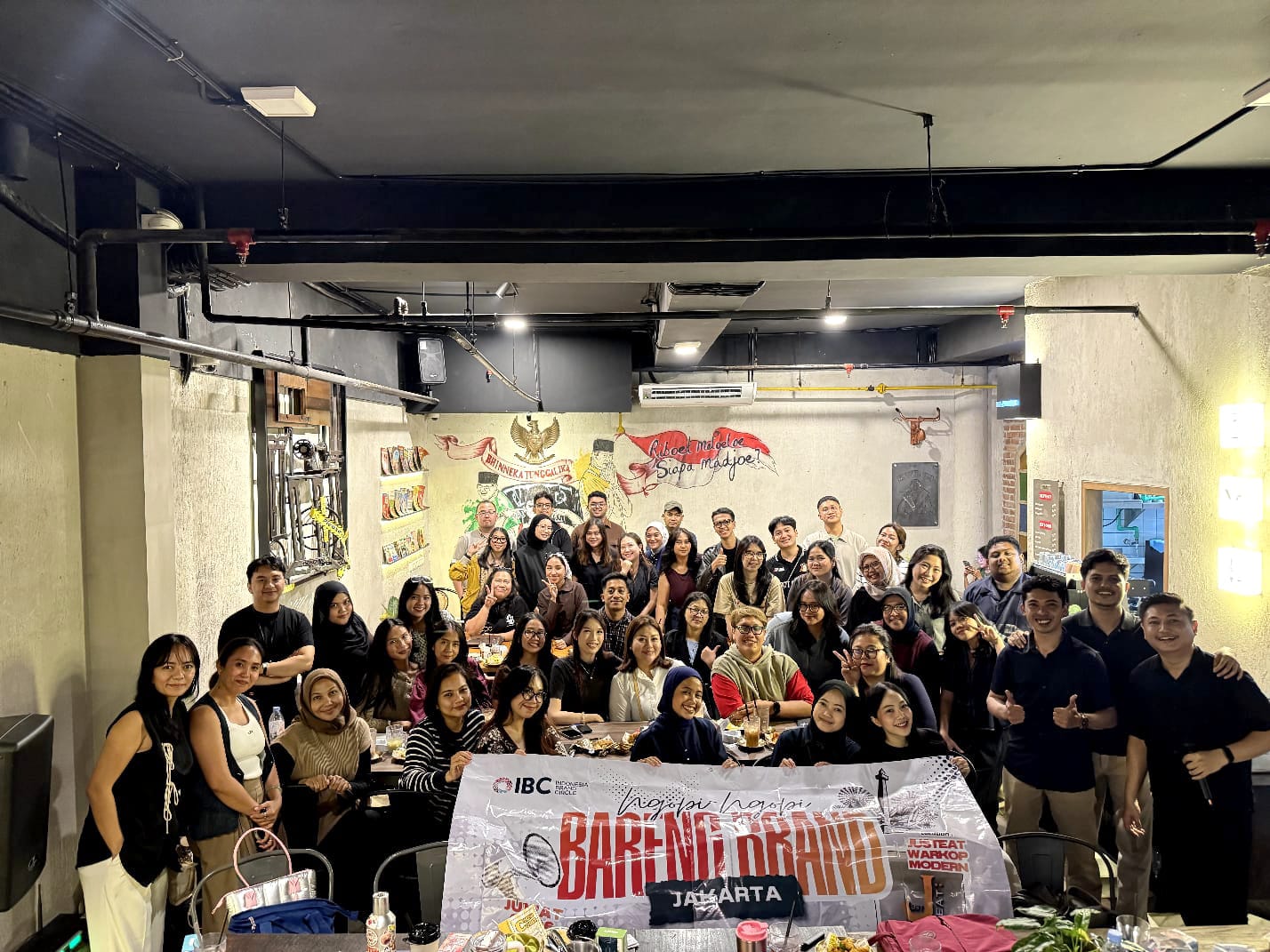 Foto bersama bentangkan spanduk Indonesia Brand Circle