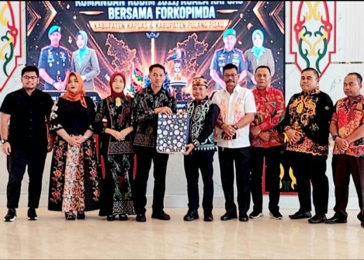 Foto bersama DPRD Kapuas dan Forkopimda usai kenal pamit Dandim 1011 KLK.