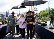 Wali Kota Banjarmasin sedang mengamati bonsai di stan pameran.