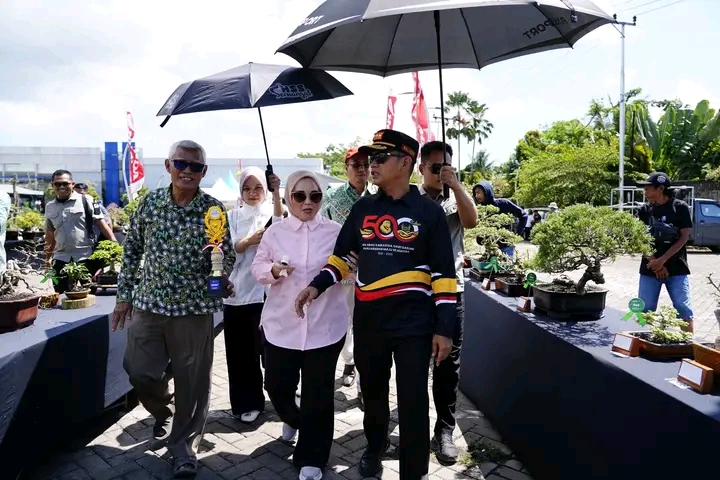 Wali Kota Banjarmasin sedang mengamati bonsai di stan pameran.