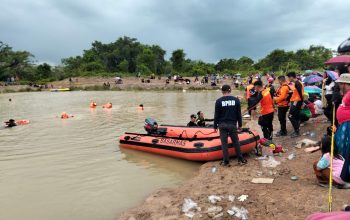 Evakuasi korban tenggelam di embung Desa Barokah Tanah Bumbu