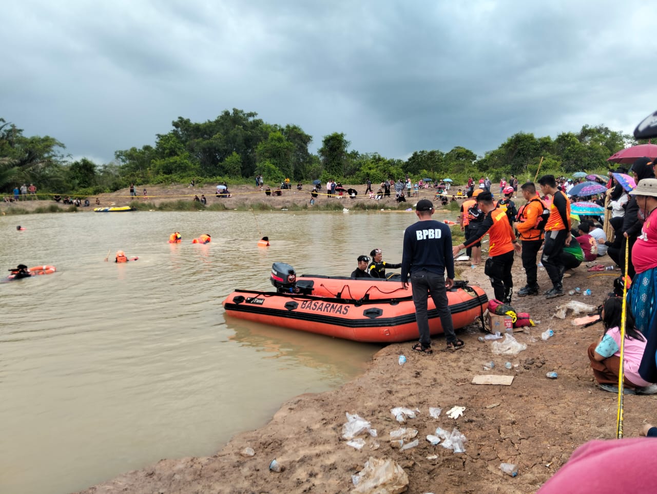 Evakuasi korban tenggelam di embung Desa Barokah Tanah Bumbu