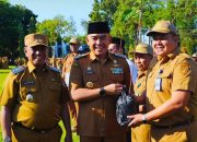 Bupati dan Wakil Bupati Tanah Laut tersenyum usai serahkan bibit pohon ulin